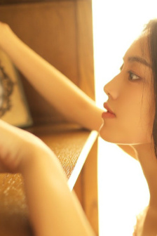 在桌子上撞击H